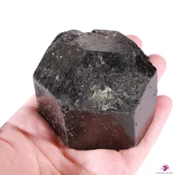 Tourmaline noire dans la main