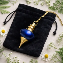 Pendule Mélissium Bleu – Laiton doré sur pochon noir Pendule Mélissium Bleu – Laiton doré sur pochon noir