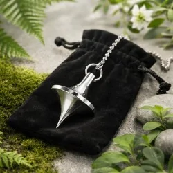 Pendule toupie en métal argenté sur son pochon noir